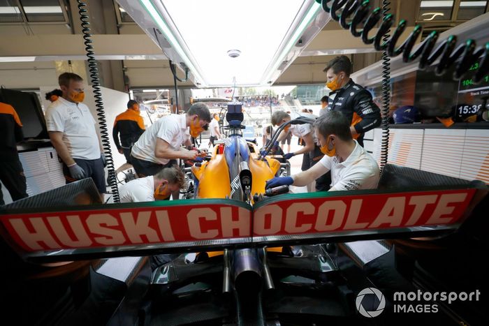 Los mecánicos trabajan en el coche de Lando Norris, McLaren MCL35M, en el garaje