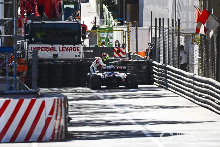 Mick Schumacher, Haas VF-21, sale de su monoplaza después de aparcar con daños en la parte trasera