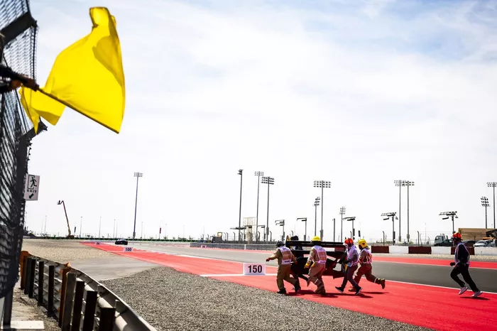 Marshalls sur la piste avec un aileron arrière