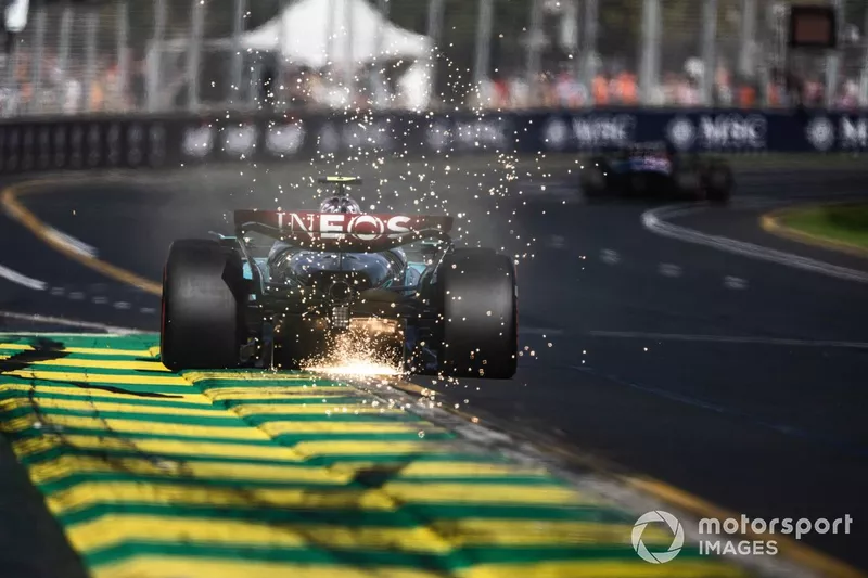 Des étincelles jaillissent de Lewis Hamilton, Mercedes F1 W15