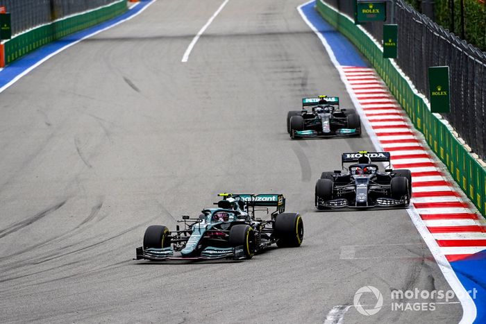 Sebastian Vettel, Aston Martin AMR21, Pierre Gasly, AlphaTauri AT02, y Valtteri Bottas, Mercedes W12.