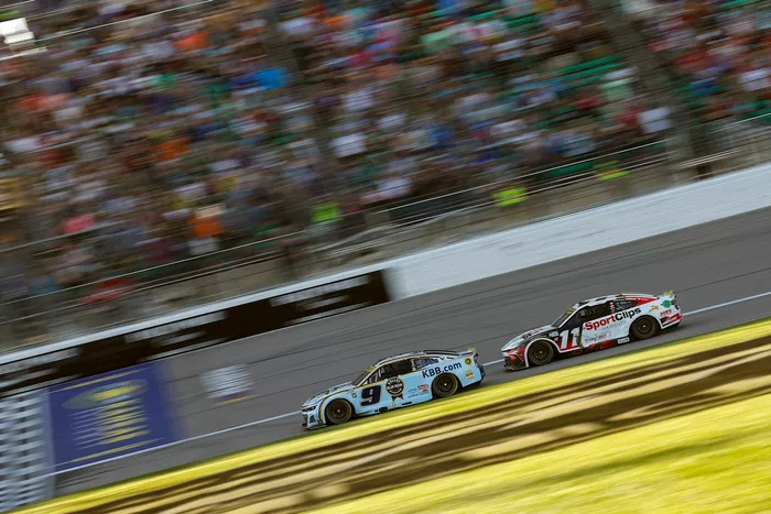 Chase Elliott, Hendrick Motorsports Chevrolet, Denny Hamlin, Joe Gibbs Racing Toyota