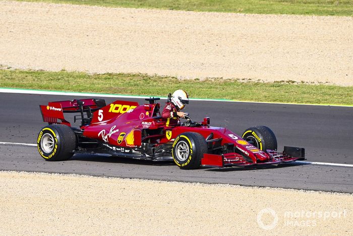 Sebastian Vettel, Ferrari SF1000, detenido en la pista