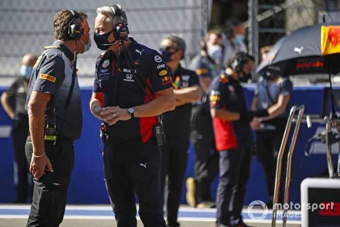 Christian Horner, Director de Equipo, Red Bull Racing, habla con Jonathan Wheatley, Director de Equipo, Red Bull Racing