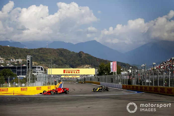 Sebastian Vettel, Ferrari SF1000, Esteban Ocon, Renault F1 Team R.S.20, Daniel Ricciardo, Renault F1 Team R.S.20