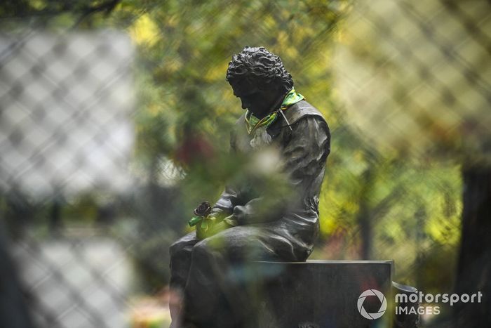 Una estatua homenaje a Ayrton Senna