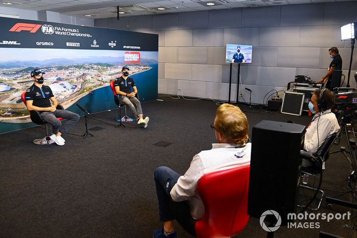 Nicholas Latifi, Williams Racing y George Russell, Williams Racing, en la conferencia de prensa