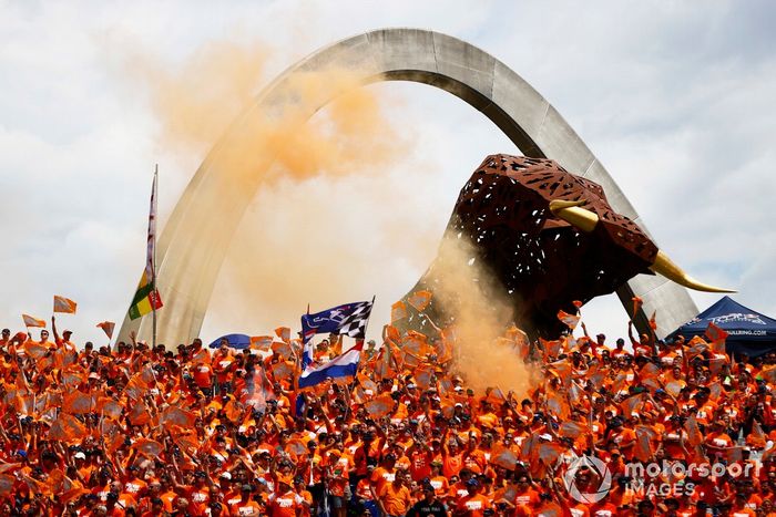 Fans frente a la estatua del toro
