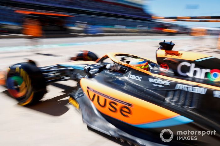 Alex Palou, McLaren MCL36, sale del garaje