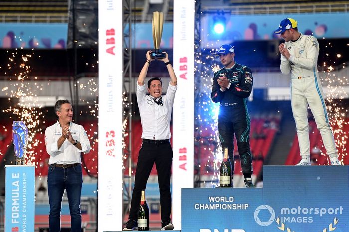 Ian James, jefe de Mercedes-Benz EQ, levanta el trofeo del campeonato por equipos