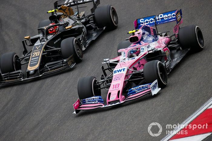 Lance Stroll, Racing Point RP19, por delante de Kevin Magnussen, Haas F1 Team VF-19