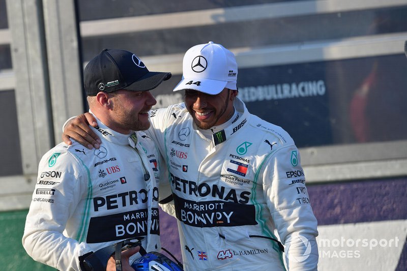 Valtteri Bottas, Mercedes AMG F1, e Lewis Hamilton, Mercedes AMG F1, dopo le qualifiche