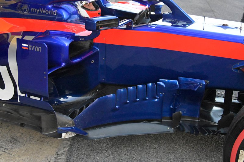 Toro Roso STR14, oldaldoboz, részlet