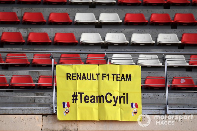 Striscione dei tifosi per Cyril Abiteboul, Managing Director, Renault Sport F1
