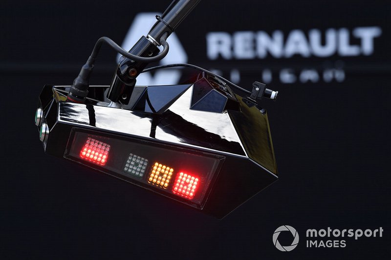 Las luces del pit lane de Renault muestran color naranja y rojo