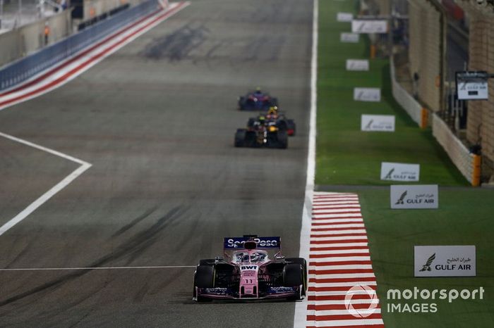 Sergio Pérez, Racing Point RP19, lidera Kevin Magnussen, Haas F1 Team VF-19, y Pierre Gasly, Red Bull Racing RB15