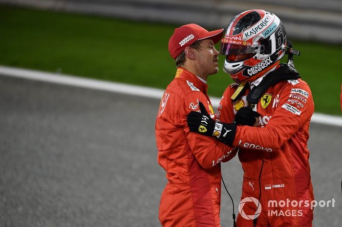 Sebastian Vettel, Ferrari, felicita a Charles Leclerc, Ferrari, por su primera pole en F1