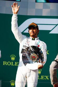 Lewis Hamilton, Mercedes AMG F1 sur le podium avec son trophée