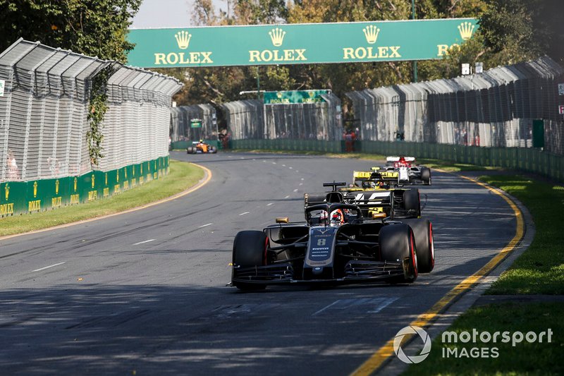 Romain Grosjean, Haas F1 Team VF-19, y Nico Hulkenberg, Renault R.S. 19