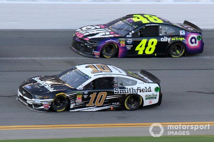 Aric Almirola, Stewart-Haas Racing, Ford Mustang Smithfield  Jimmie Johnson, Hendrick Motorsports, Chevrolet Camaro Ally