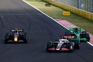 Kevin Magnussen, Haas VF-24, Valtteri Bottas, Stake F1 Team Kick Sauber C44, Sergio Perez, Red Bull Racing RB20