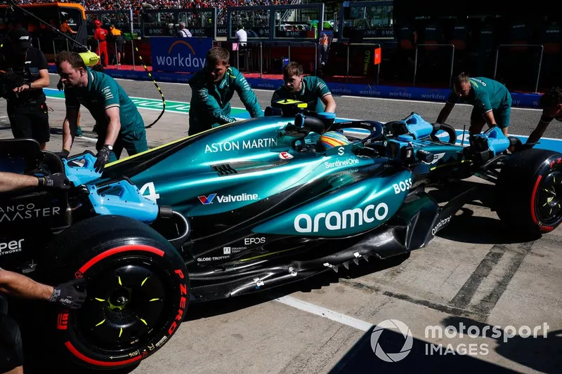 Fernando Alonso, Aston Martin AMR24, retourne au garage