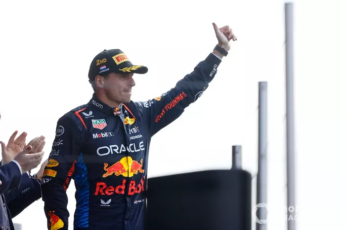 Max Verstappen, Red Bull Racing, 2ª posición, levanta el pulgar en el podio