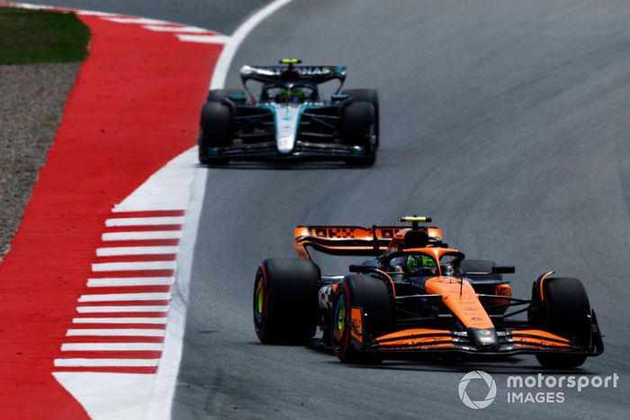 Lando Norris, McLaren MCL38, Lewis Hamilton, Mercedes F1 W15