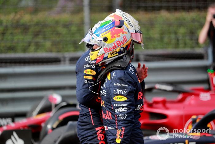 Max Verstappen, Red Bull Racing, 1ª posición, Sergio Pérez, Red Bull Racing, 3ª posición, conversan en el Parc Ferme tras la Carrera Sprint