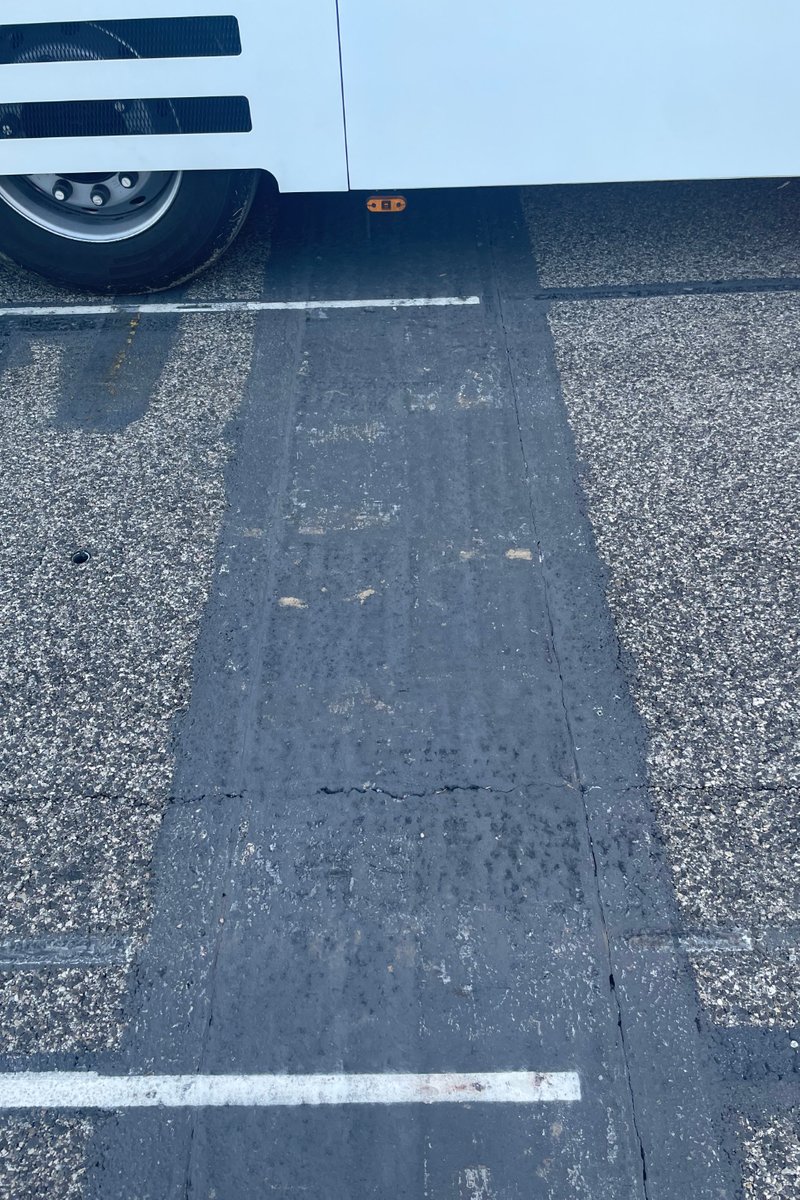 Aquí está la franja de asfalto pintada en el segundo cajón de la parrilla, el de Charles Leclerc.