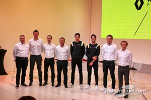 Pat Fry, Director Técnico (Chasis) del equipo Renault F1; Marcin Budkowski, Director Ejecutivo del equipo Renault F1; Remi Taffin, Director Técnico de Renault Sport F1 Engine; Mia Sharizman, Directora de la Academia Renault Sport; Esteban Ocon, equipo Renault F1; Daniel Ricciardo, equipo Renault F1; Cyril Abiteboul, Director General de Renault Sport F1; Alain Prost, Director no ejecutivo del equipo Renault F1