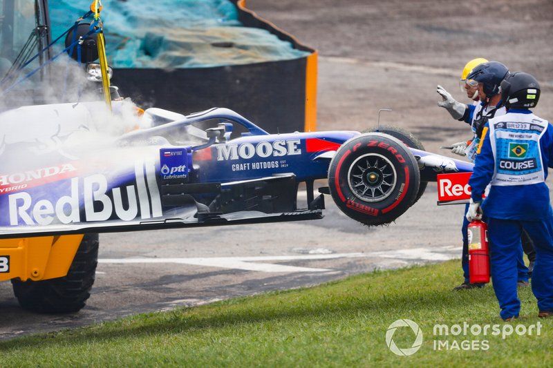 Los oficiales retiran el coche de Daniil Kvyat, Toro Rosso STR14, después de que sufra problemas de motor.