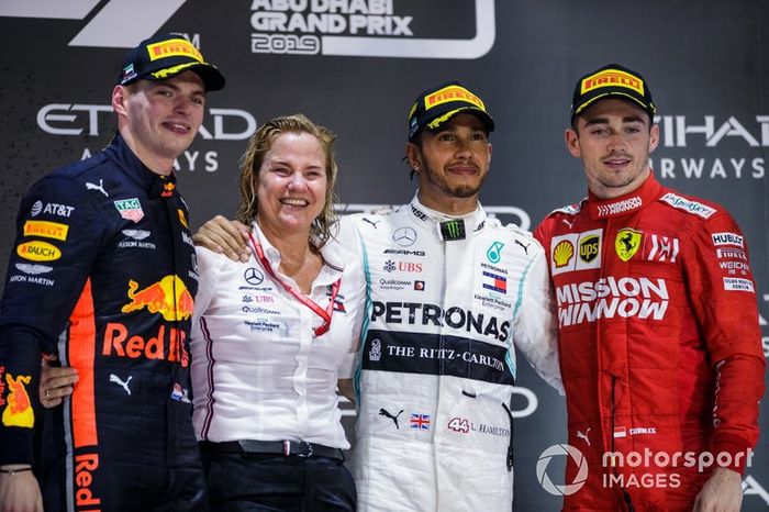 Max Verstappen, Red Bull Racing, secondo classificato, Il delegato Mercedes per il trofeo Costruttori, Lewis Hamilton, Mercedes AMG F1, primo classificato, e Charles Leclerc, Ferrari, terzo classificato, sul podio