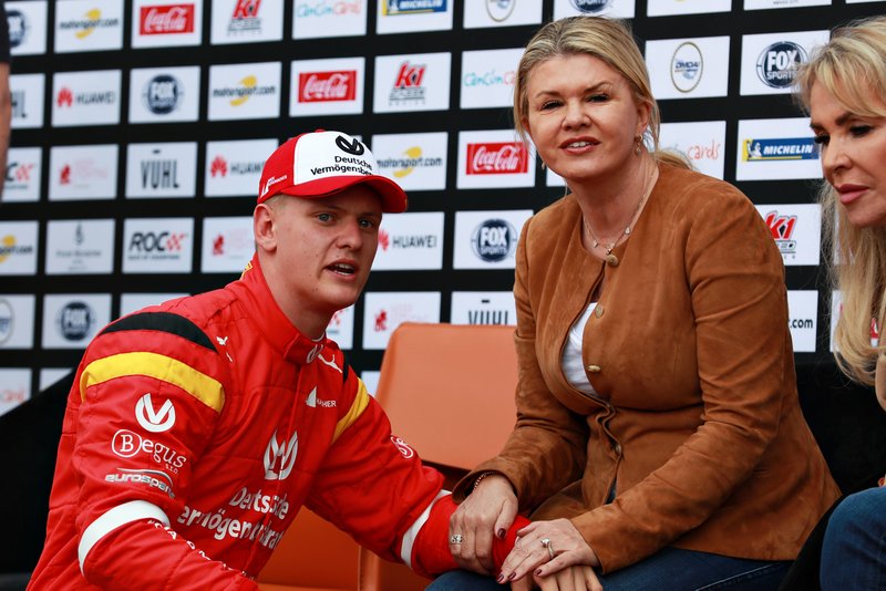 Mick Schumacher az édesanyjával, Corinnával