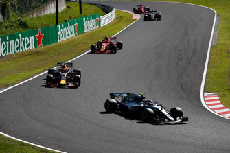 Valtteri Bottas, Mercedes AMG F1 W09, devance Max Verstappen, Red Bull Racing RB14, Kimi Raikkonen, Ferrari SF71H, Romain Grosjean, Haas F1 Team VF-18, et Sebastian Vettel, Ferrari SF71H