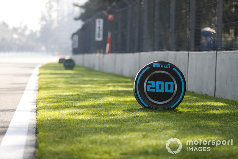Un indicateur de distance avec le logo Pirelli