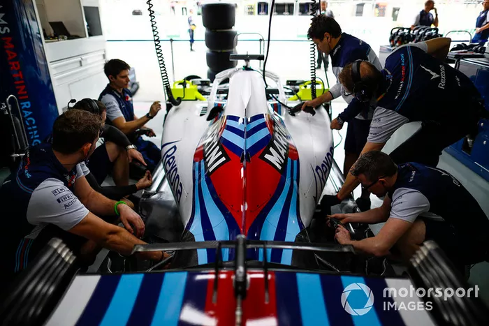 Miembros del equipo Williams trabajando en el garaje del equipo.