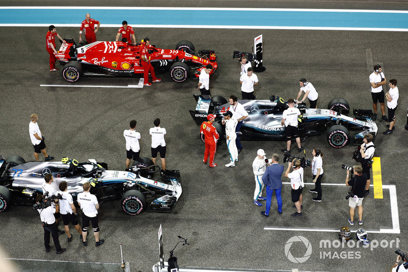 Lewis Hamilton, Mercedes AMG F1 W09 EQ Power+, Valtteri Bottas, Mercedes AMG F1 W09 EQ Power+, y Sebastian Vettel, Ferrari SF71H