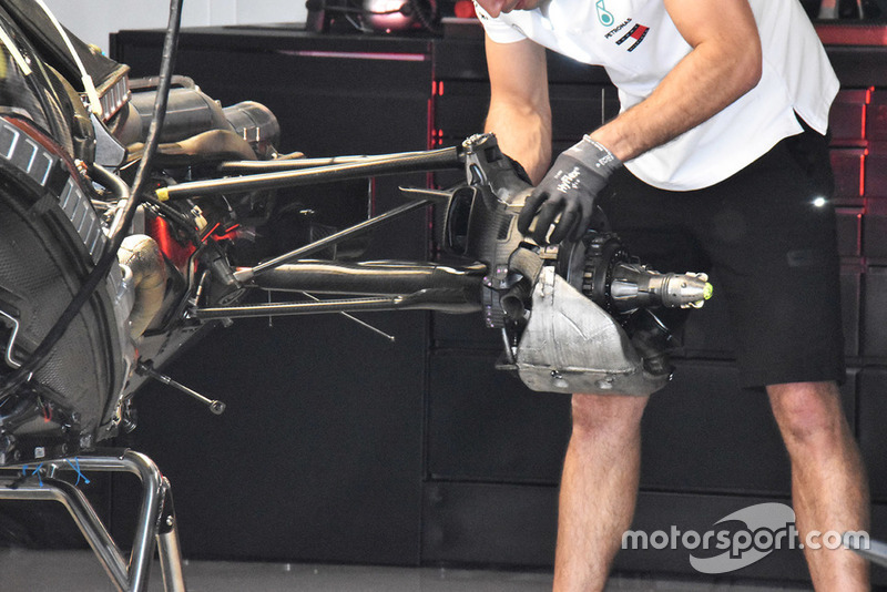 Detail suspensi belakang Mercedes-AMG F1 W09