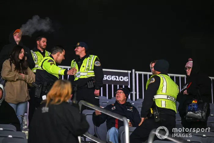 La policía expulsa a los aficionados de una grada
