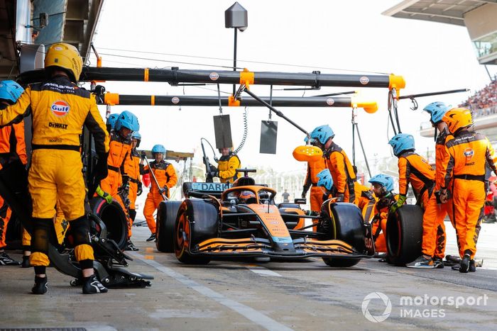 Daniel Ricciardo, McLaren MCL36, hace una parada en boxes 