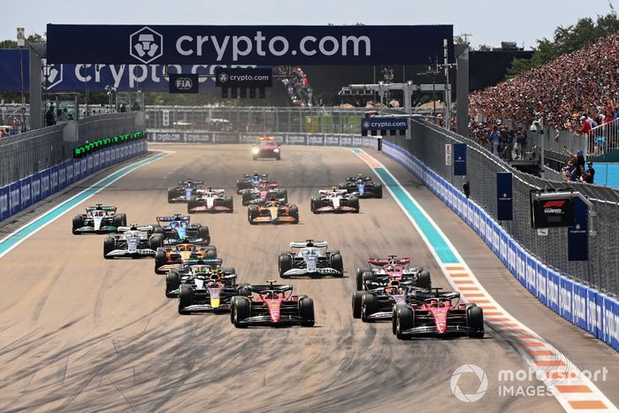 Charles Leclerc, Ferrari F1-75, Carlos Sainz, Ferrari F1-75, Max Verstappen, Red Bull Racing RB18, Sergio Pérez, Red Bull Racing RB18, Valtteri Bottas, Alfa Romeo C42, el resto del pelotón en la salida