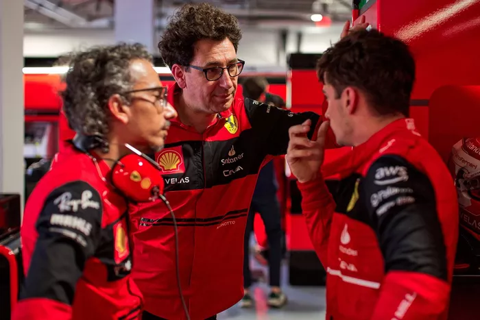 Mattia Binotto, jefe de equipo de Ferrari, Charles Leclerc, piloto Ferrari y Laurent Mekies, director de competición de Ferrari
