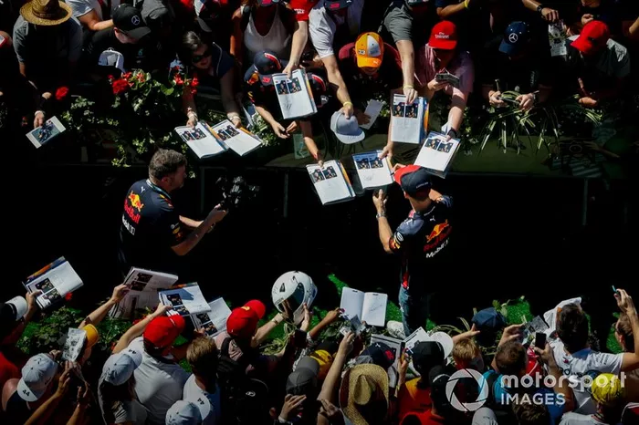Pierre Gasly, Red Bull Racing, firma autógrafos para los fans