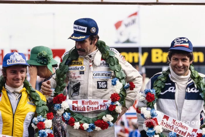 Le vainqueur Clay Regazzoni sur le podium avec René Arnoux, deuxième, et Jean-Pierre Jarier, troisième