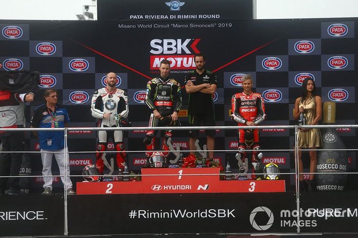 Podio: Jonathan Rea, ganador de la carrera 1, Kawasaki Racing Team, segundo lugar Tom Sykes, BMW Motorrad WorldSBK Team, tercer lugar Alvaro Bautista, Aruba.it Racing-Ducati Team