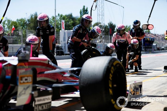 El equipo de boxes de Racing Point durante la práctica