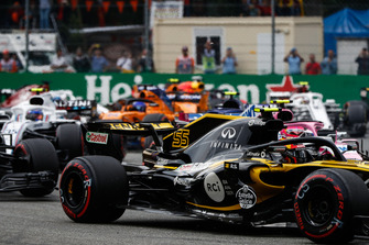 Carlos Sainz Jr., Renault Sport F1 Team RS 18, leads Esteban Ocon, Racing Point Force India VJM11, Sergey Sirotkin, Williams FW41, and the remainder of the field at the start