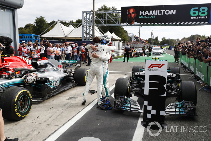El ganador de la carrera Lewis Hamilton, Mercedes AMG F1 W09, y el tercer lugar Valtteri Bottas, Mercedes AMG F1 W09, celebran