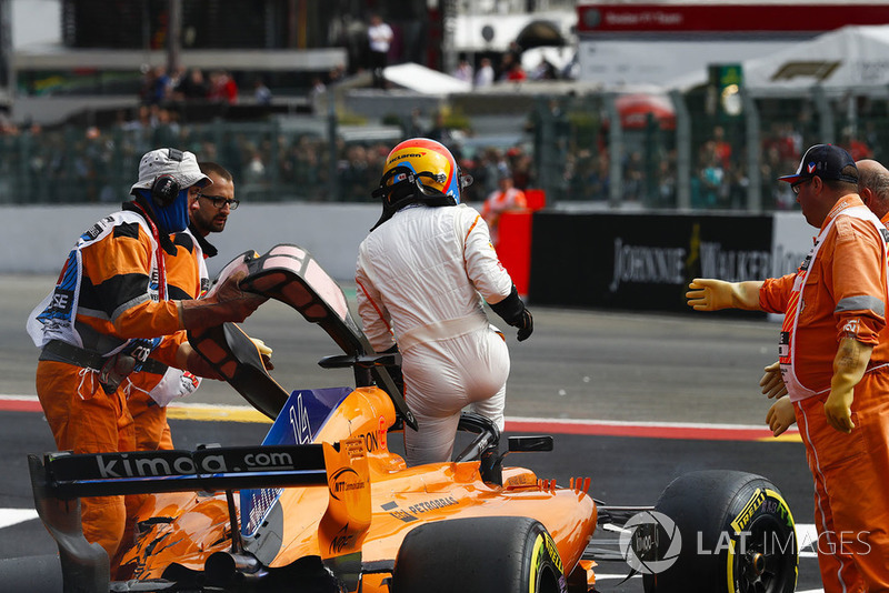 Fernando Alonso, McLaren MCL33, sale del coche después del accidente con Charles Leclerc, Sauber C37 y Nico Hulkenberg, Renault Sport F1 Team R.S. 18, en la salida